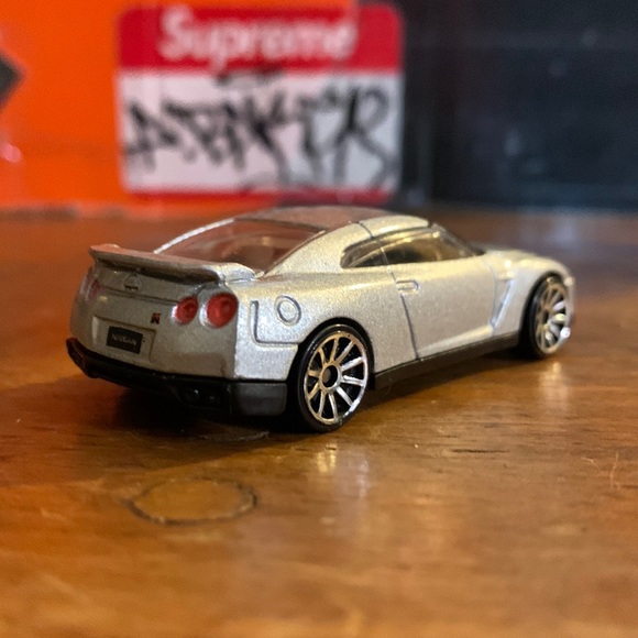 HOT WHEELS-Silver ‘2009 NISSAN GT-R’ Diecast Toy Car - Picture 3 of 7